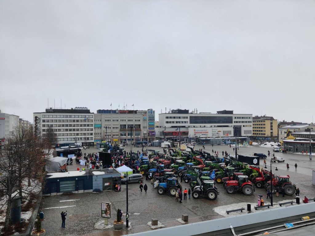 Noin 60 traktoria on kokoontunut Kuopion torille. 