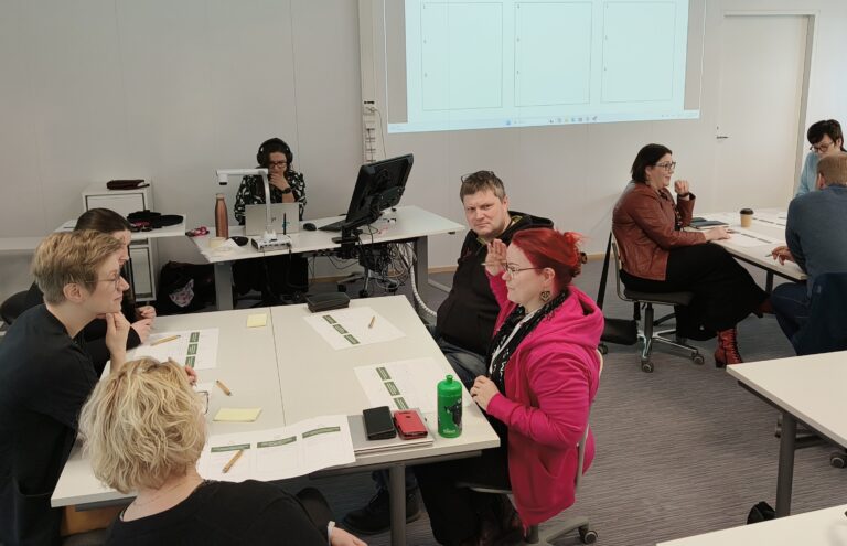 Työpajan osallistujia keskustelemassa